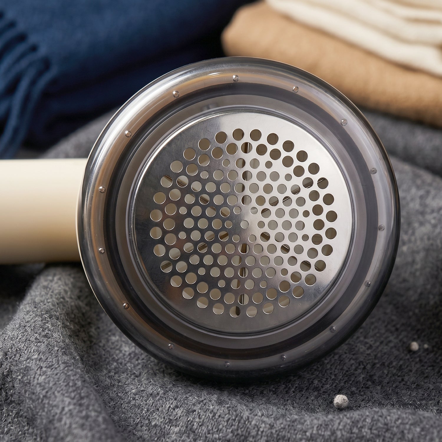 22005_electric_lint_remover_closeup.jpg