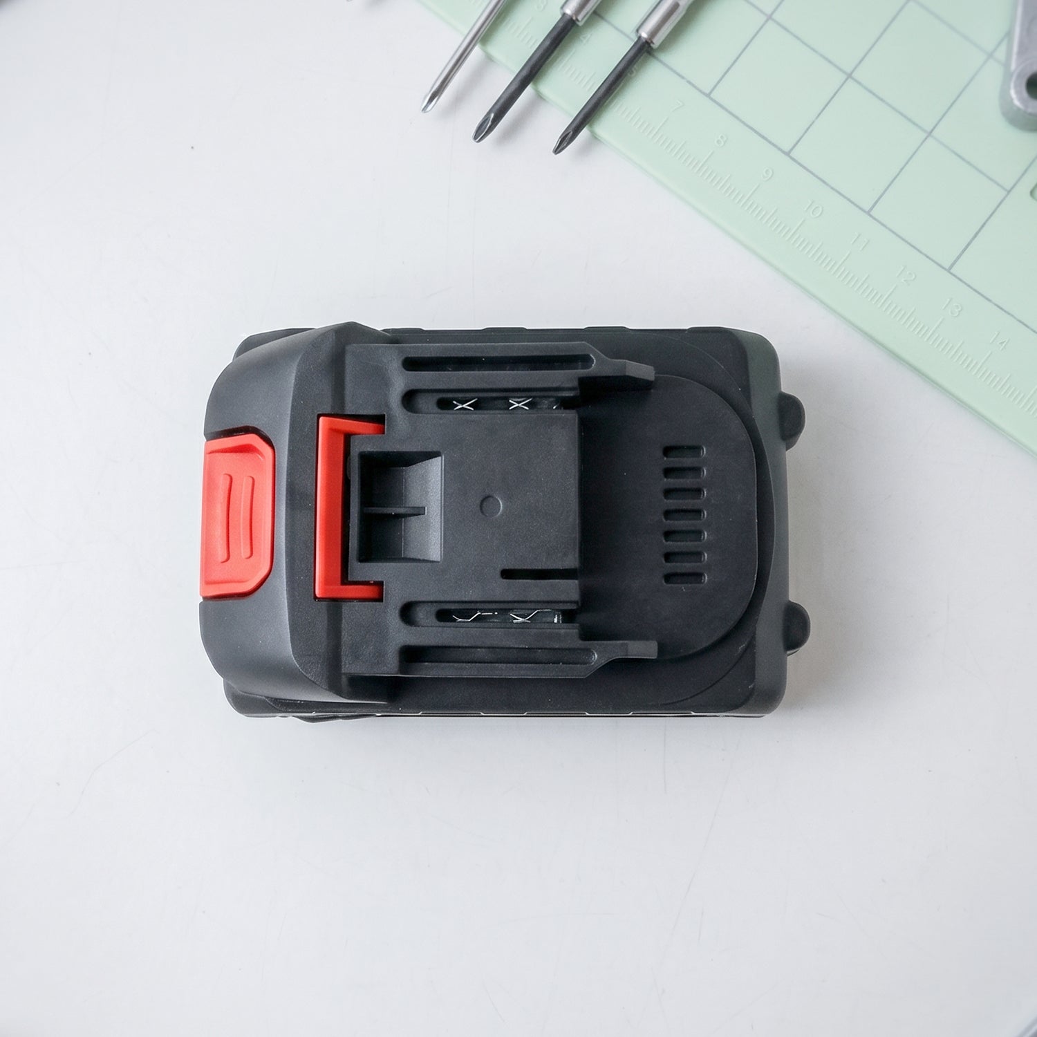Mini-Chainsaw-Cordless-4.jpg